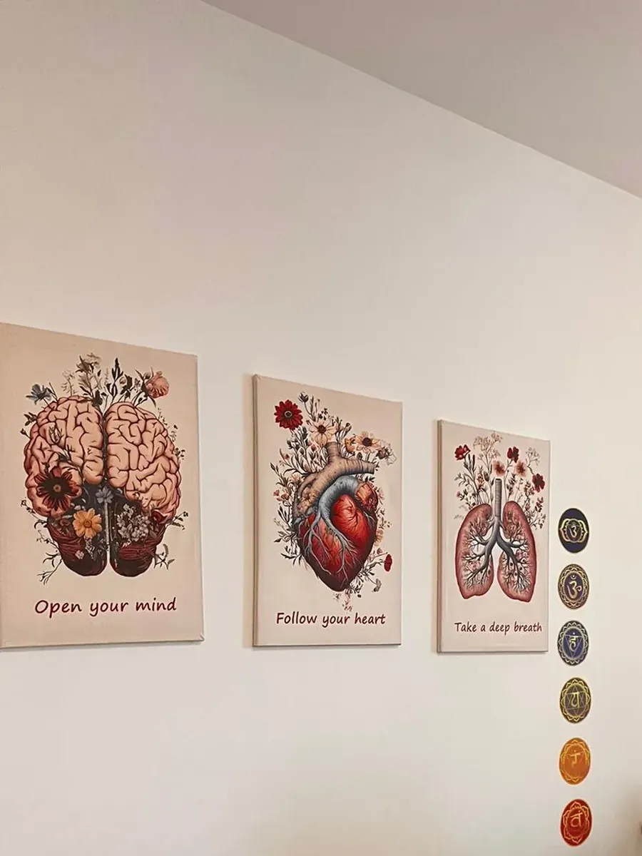 La parete dello studio dei trattamenti, con tre quadri e i colori dei chakra