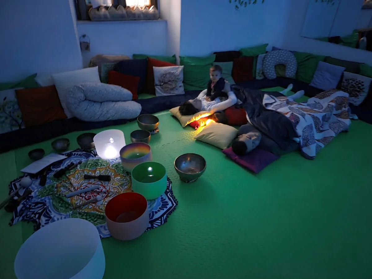 Un momento di rilassamento in Casa, con le campane sonore e le luci basse