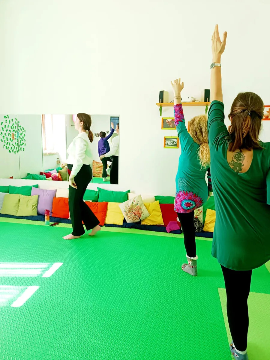 La sala dei corsi, con il tappeto verde e i cuscini colorati