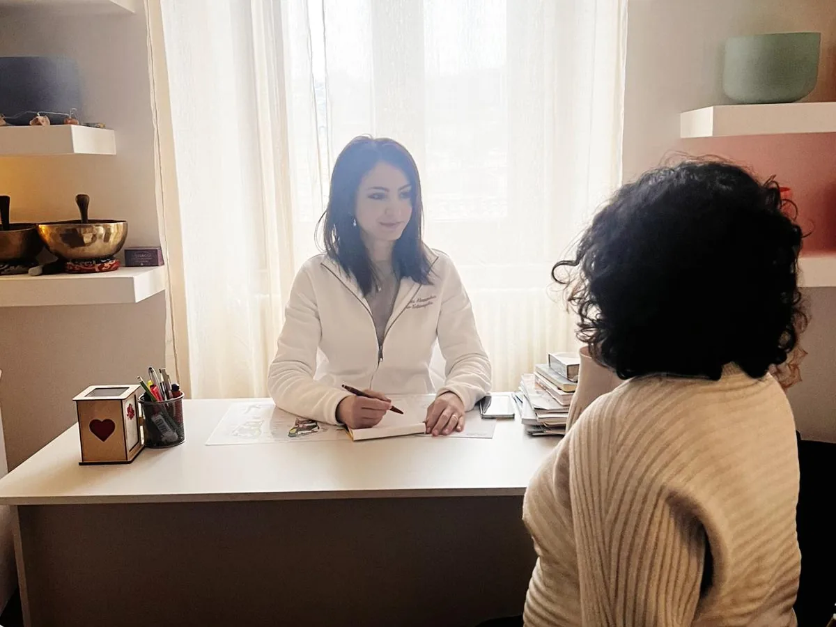 La stanza delle consulenze in Casa, con la luce che entra dalla finestra
