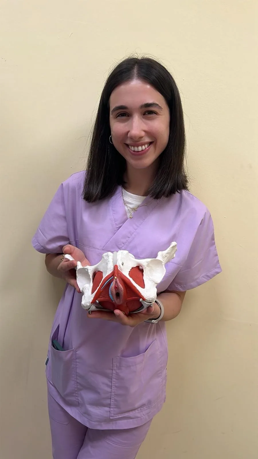 Simona Pantanella, ostetrica della Casa, tiene fra le mani il modello anatomico del bacino con i muscoli del pavimento pelvico