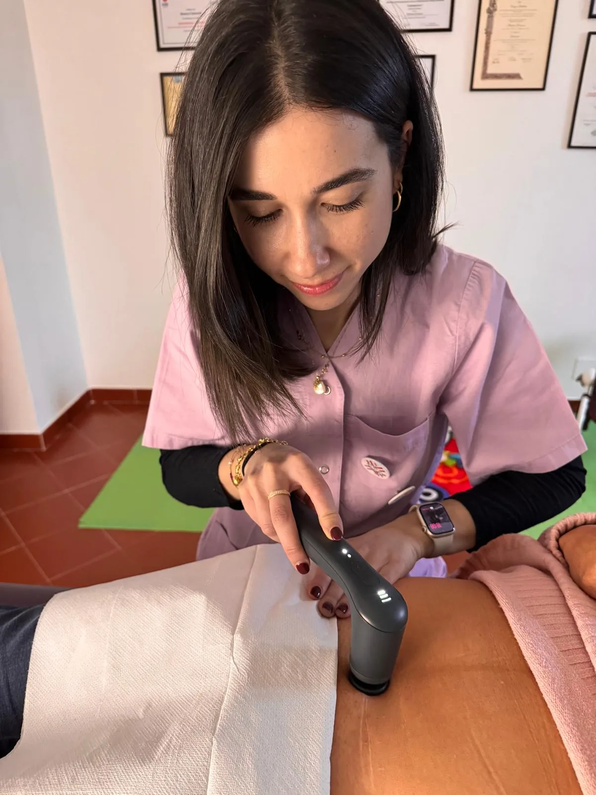 Simona Pantanella esegue un trattamento strumentale sul basso ventre durante una seduta di riabilitazione del pavimento pelvico