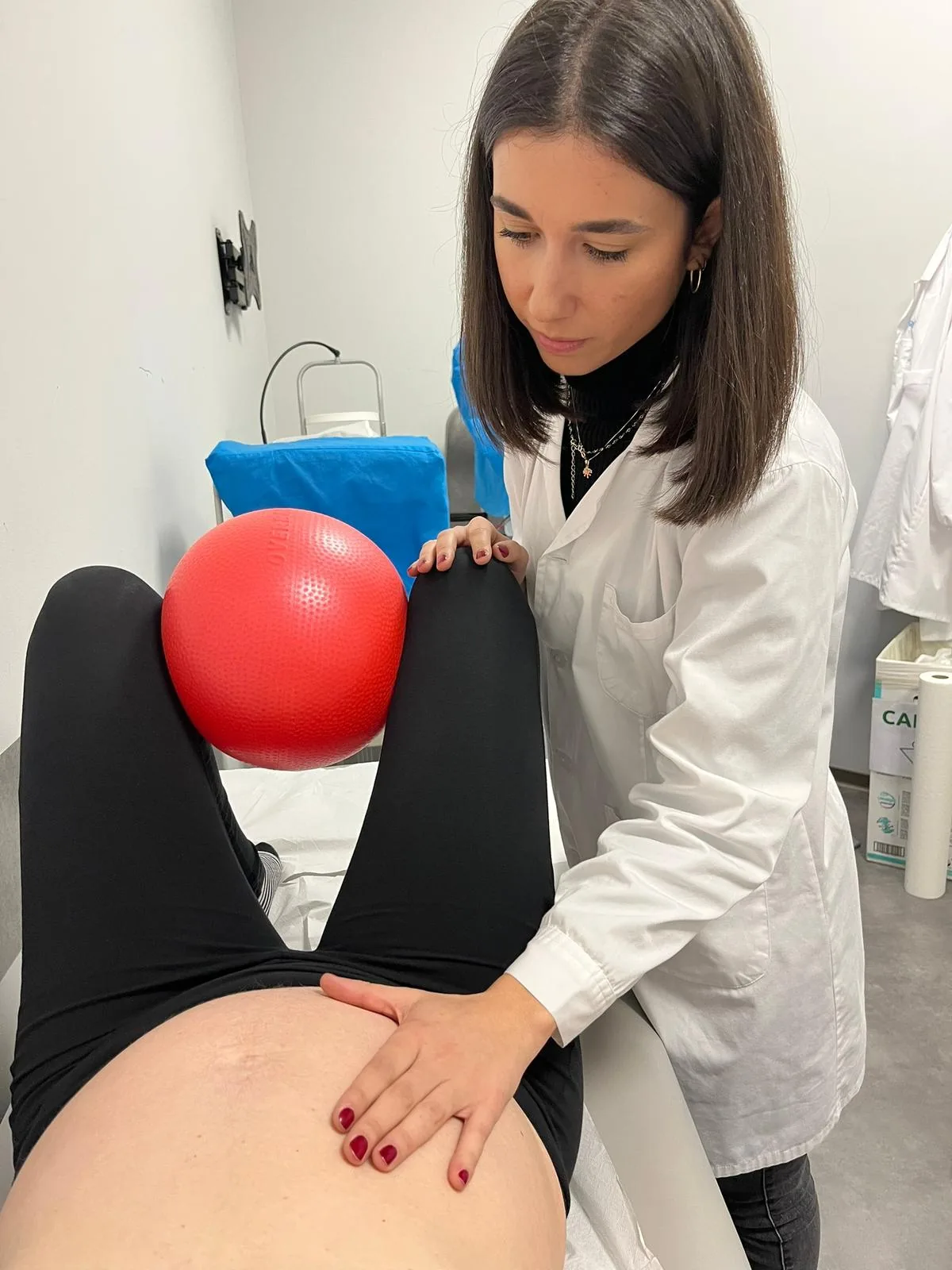 Simona Pantanella durante la valutazione del pavimento pelvico, con la palla fra le ginocchia per attivare i muscoli giusti