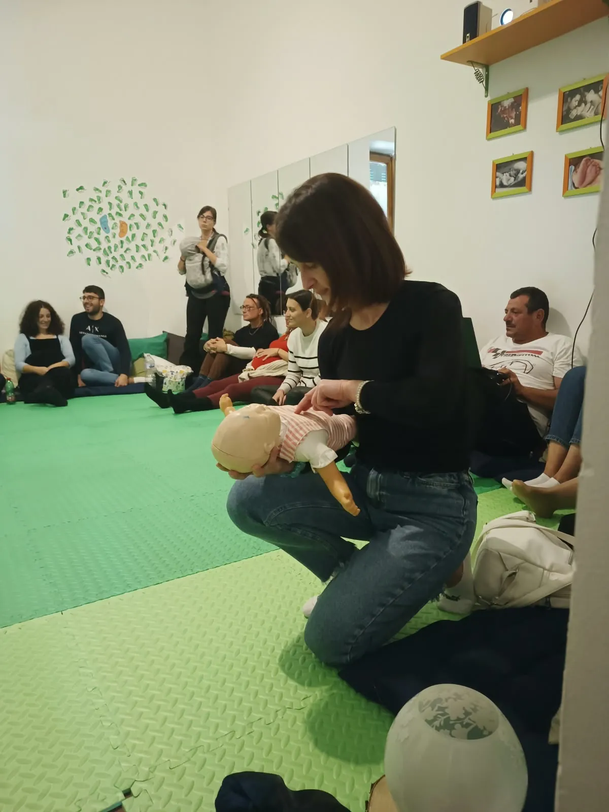 In Casa, durante il corso, un'istruttrice mostra su un manichino come si tiene un lattante per la manovra di disostruzione