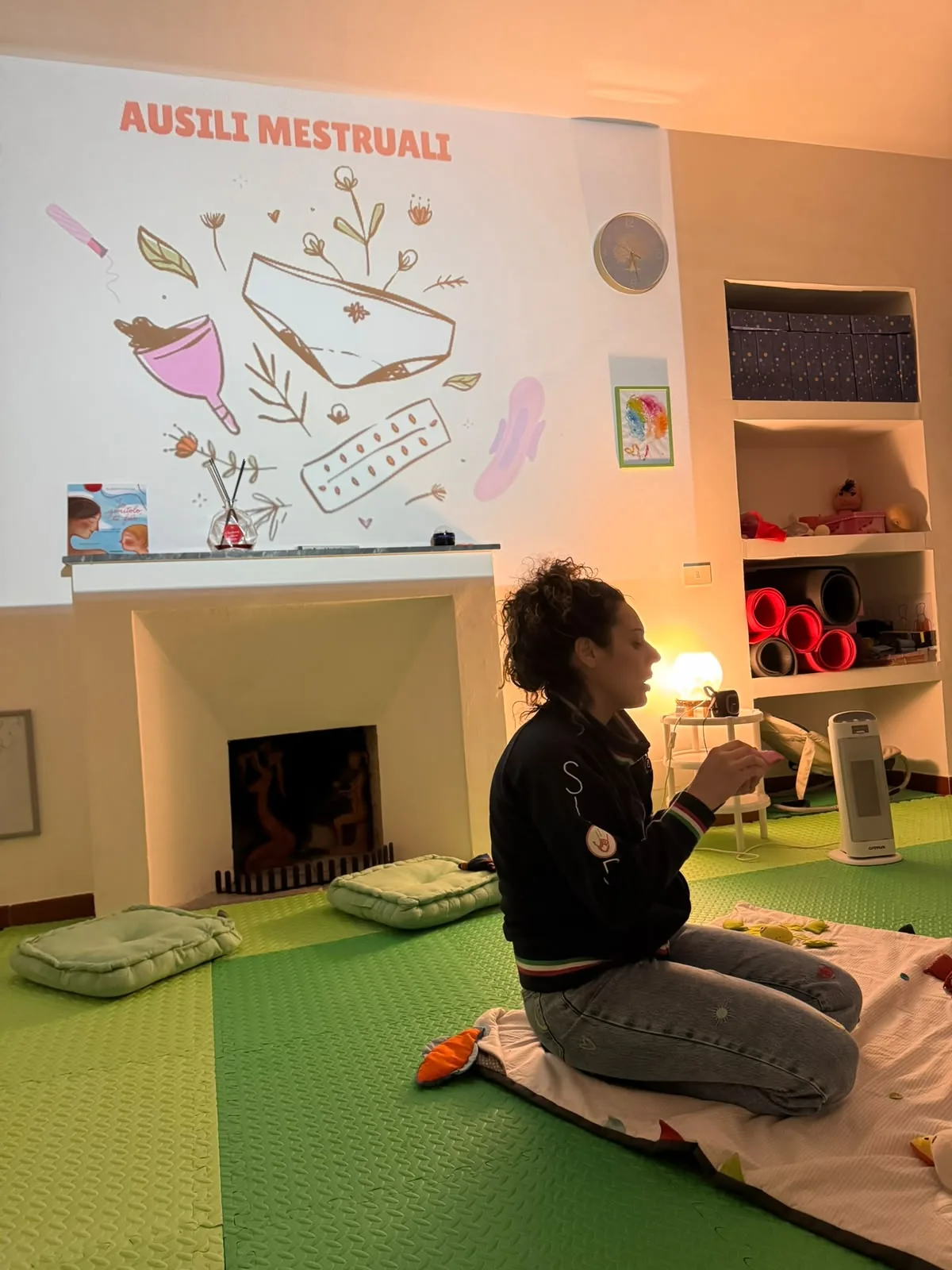 La sala della Casa durante l'incontro, con la proiezione dedicata agli ausili mestruali